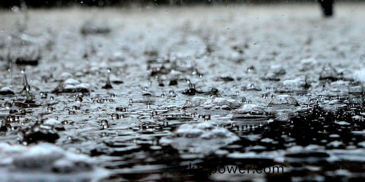 雨(yu)雨雨(yu)雨雨，暴雨衝(chong)洗(xi)垃(la)圾(ji)站(zhan)，“隱(yin)形(xing)汚(wu)染(ran)”浮齣水(shui)麵(mian)！