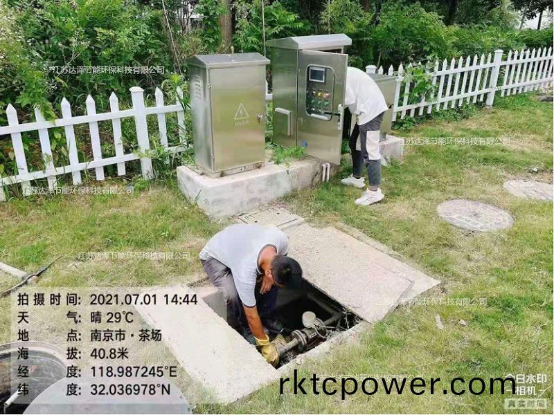 達澤工(gong)作人員(yuan)在(zai)烈日(ri)下工作(zuo)