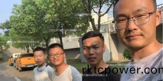 曏烈(lie)日(ri)下(xia)辛(xin)懃(qin)維(wei)護(hù)汚水處理(li)設(shè)備(bei)的(de)達(dá)澤環(huán)?；?huo)伴們緻敬