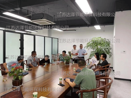 工程部負(fù)責(zé)(ze)人(ren)王(wang)賢(xian)榮王(wang)總(zong)給工程(cheng)部伙伴(ban)們帶(dai)去(qu)了實(shí)(shi)質(zhì)性慰問(wen)